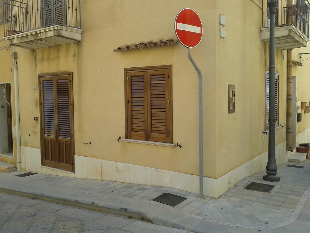 La Petite Maison Custonaci 0*,
